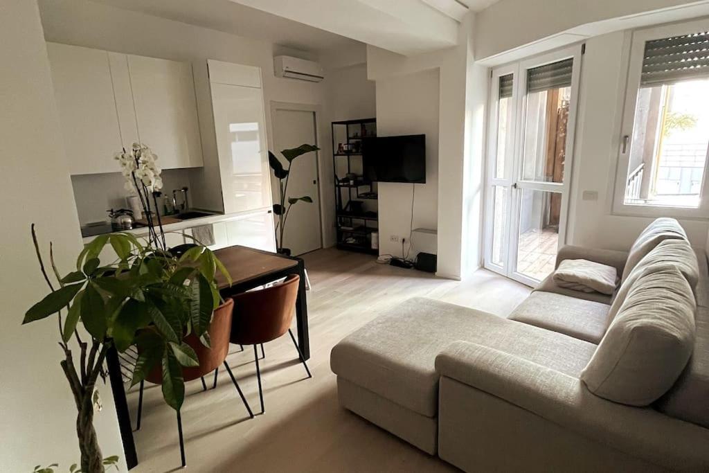Modern Apartment - Walking Distance To Milan Central Station ภายนอก รูปภาพ